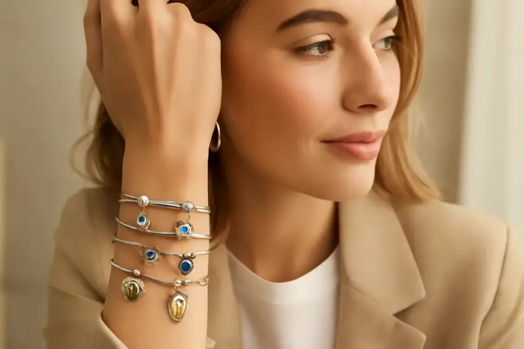 Come si portano i bracciali con charm quest’anno? Idee originali per personalizzare lo stile