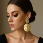 Maxi orecchini e trucco: come dosare gli equilibri per un effetto sofisticato senza eccessi