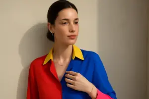 Gioielli minimal: come valorizzare un abbigliamento colorato senza rischiare l’effetto overload