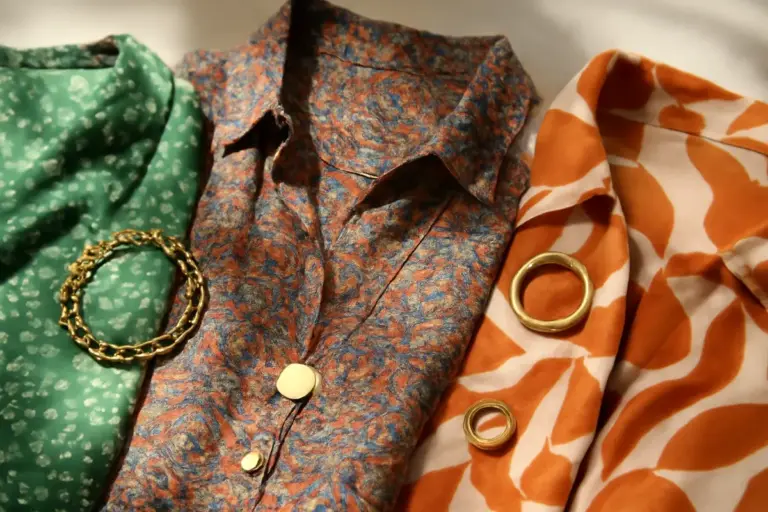 Gioielli abbinati a stoffe fantasia: suggerimenti essenziali per non appesantire il look