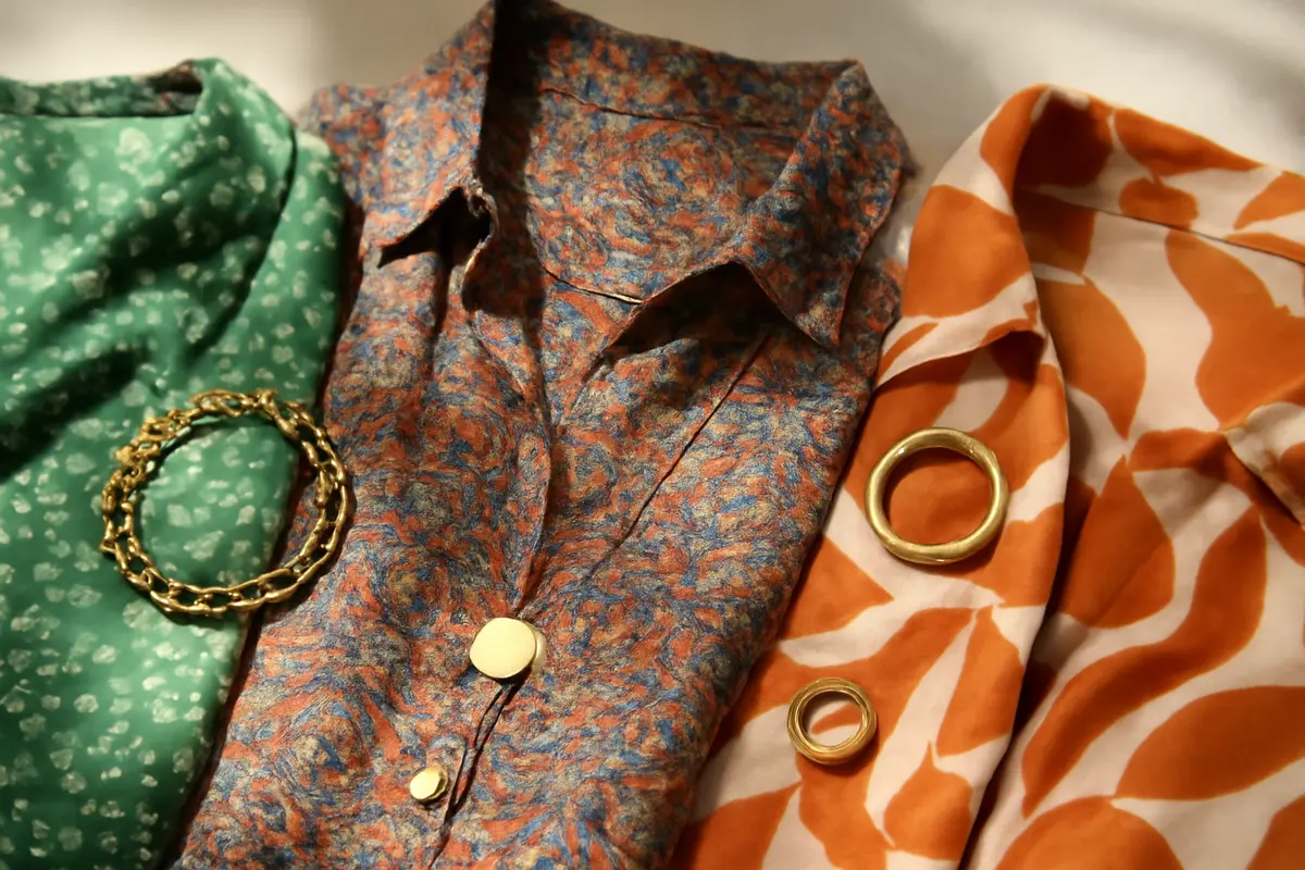 Gioielli abbinati a stoffe fantasia: suggerimenti essenziali per non appesantire il look