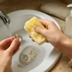 Acqua e sapone bastano per pulire i gioielli? Tutta la verità sui rimedi tradizionali