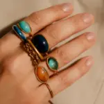 Posso sovrapporre più anelli su una mano? I criteri che rendono armonioso il mix di forme e colori