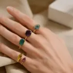 Tendenze anelli con pietre colorate: i modelli che donano anche alle mani più sottili