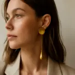 Tendenze orecchini asimmetrici: come aggiungere movimento al look con pochi accessori